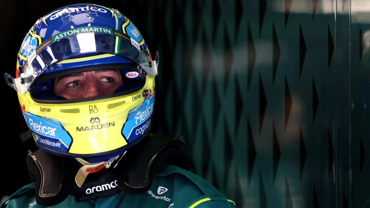Alonso ve el vaso bastante vacío y anticipa un domingo complicado para Aston Martin: "En carrera va a peor"