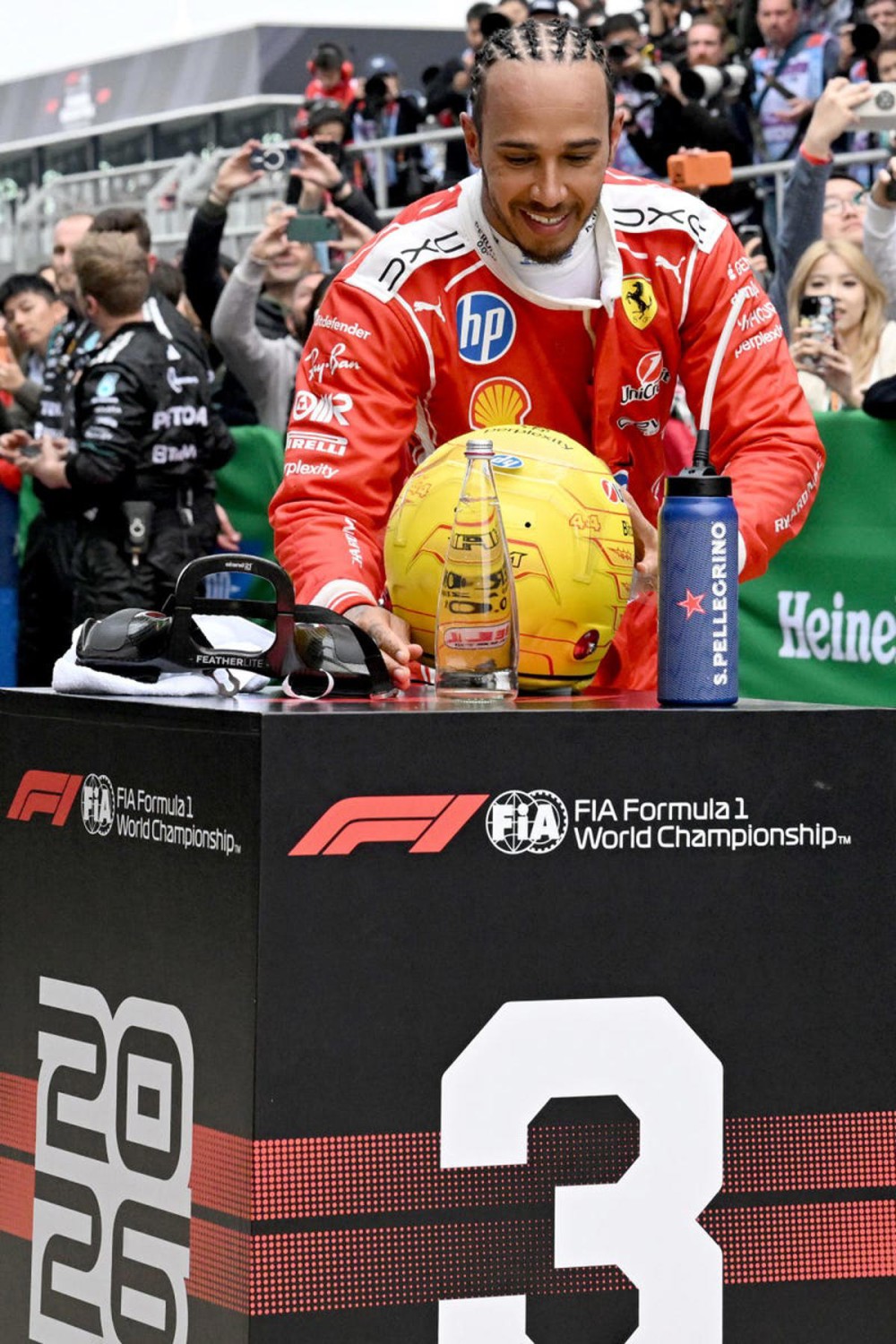 Lewis Hamilton, sobre la batalla con Charles Leclerc y su Ferrari F1 en el GP de China: "Llegamos a tocarnos"