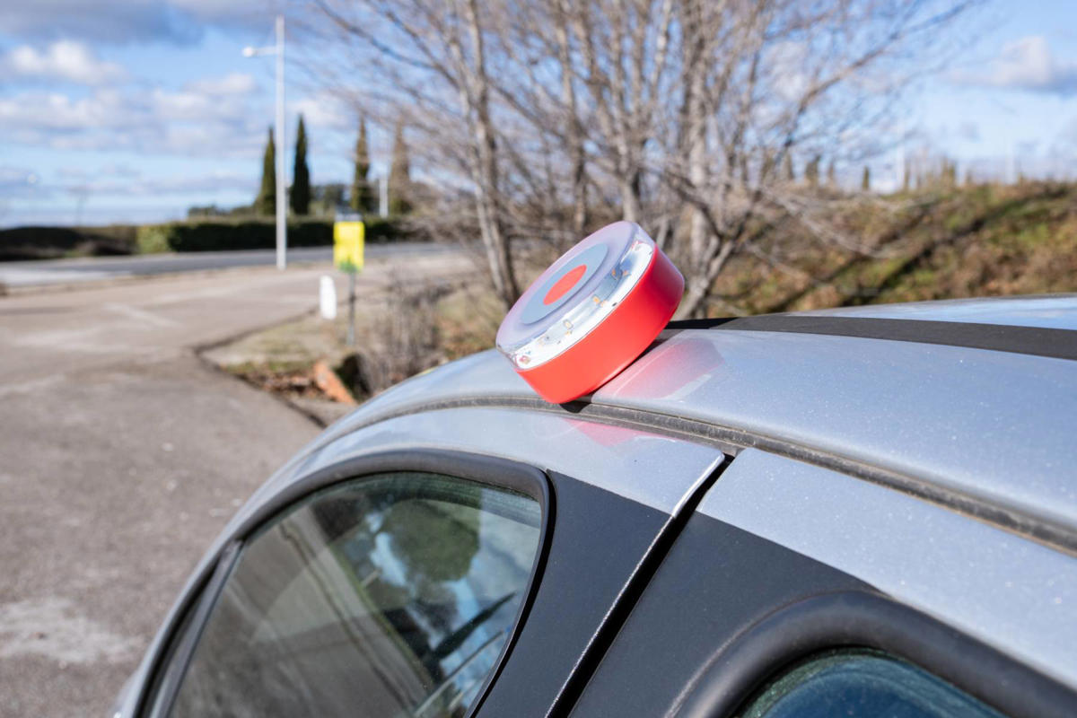 Llevas una baliza V-16, pero la DGT puede multarte con hasta 200 euros: este detalle clave aún se les escapa a muchos