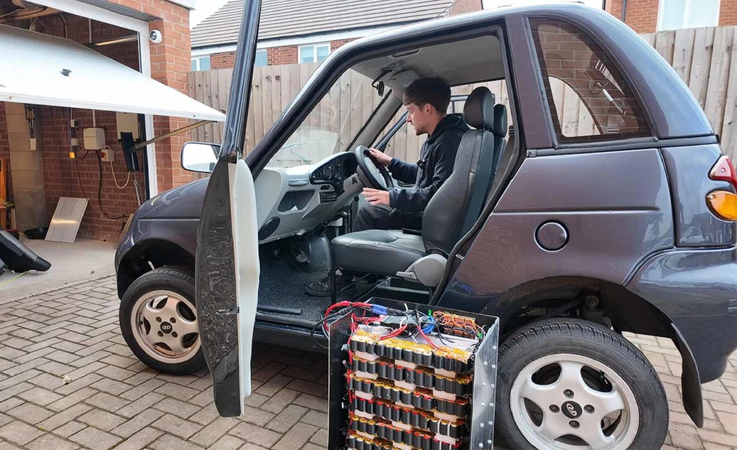 Un coche eléctrico consigue funcionar con restos de dispositivos desechables