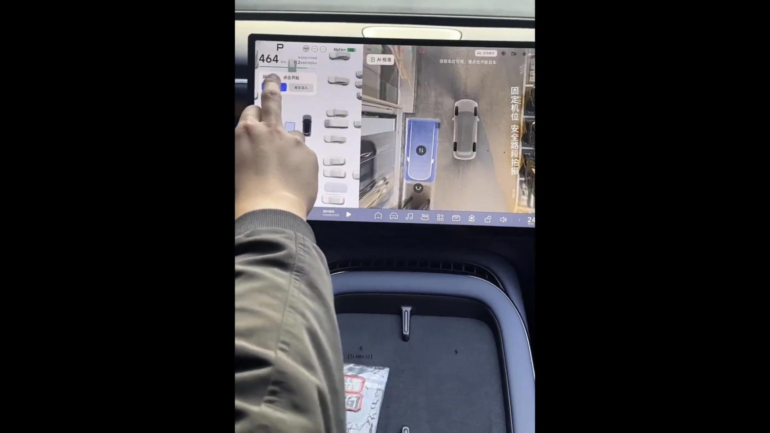 Este coche se aparca solo con solo arrastrarlo en la pantalla: el sistema que está sorprendiendo en redes