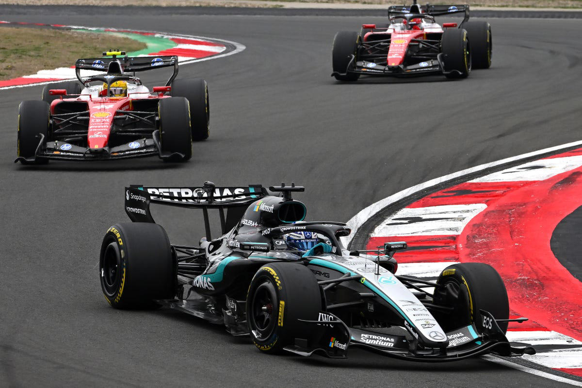 Lewis Hamilton, sobre la batalla con Charles Leclerc y su Ferrari F1 en el GP de China: "Llegamos a tocarnos"