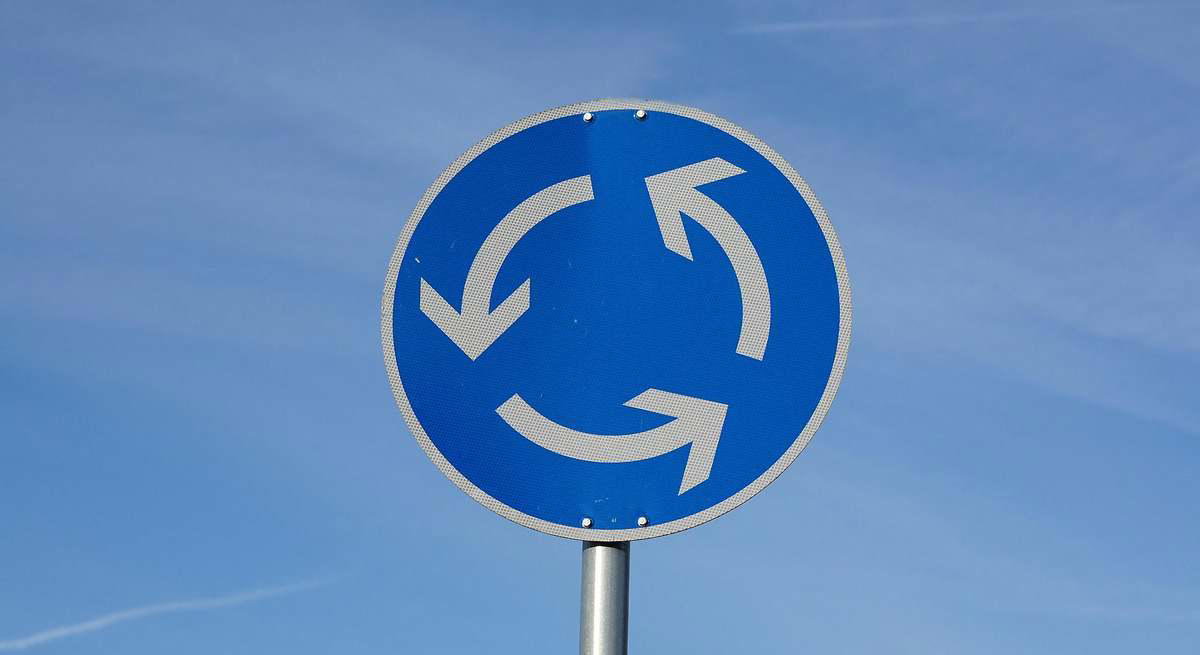 Usar los intermitentes en las rotondas es importante, pero para un profesor de autoescuela el mejor aliado son los retrovisores