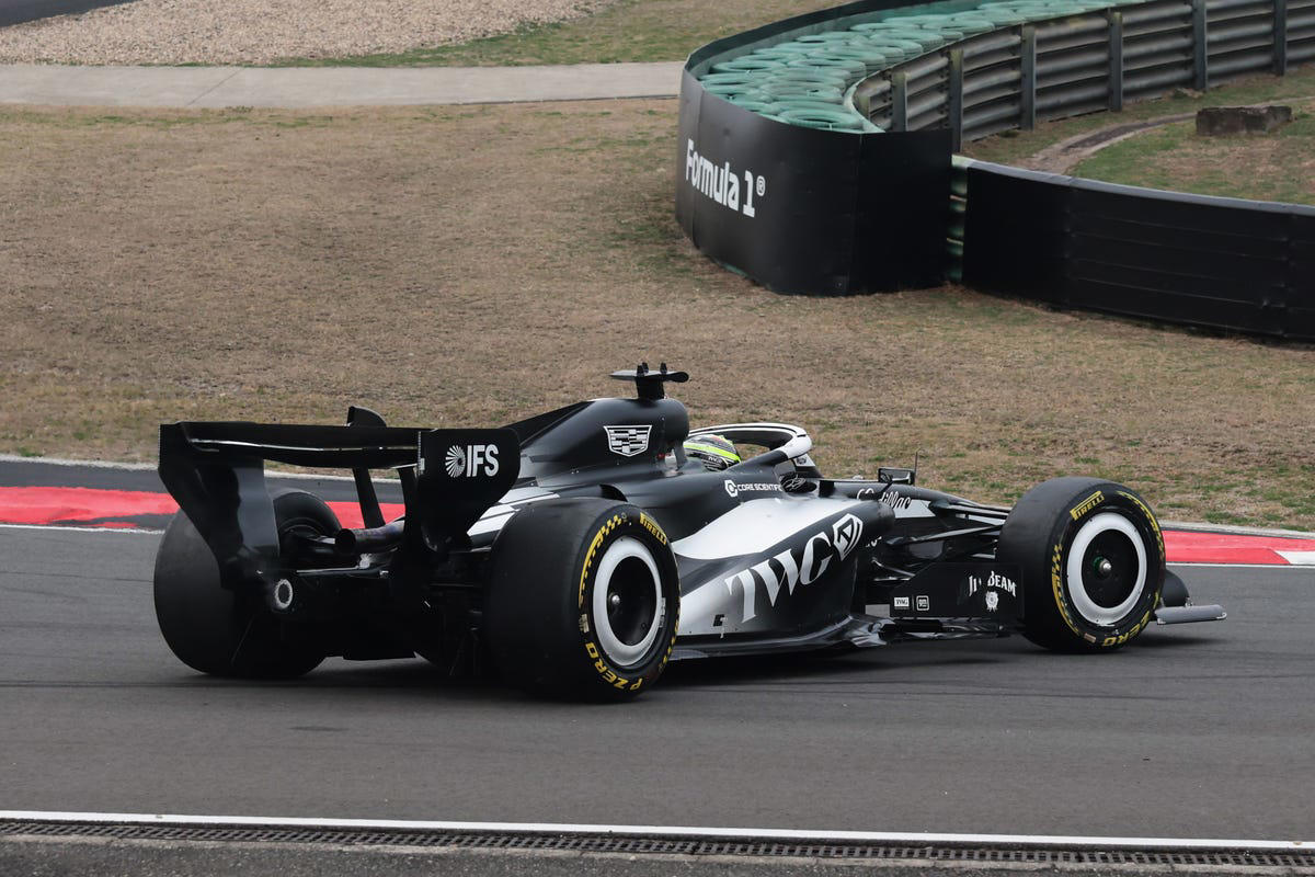 Sergio Pérez, piloto de Cadillac F1, pide disculpas a Valtteri Bottas por su toque en el GP de China