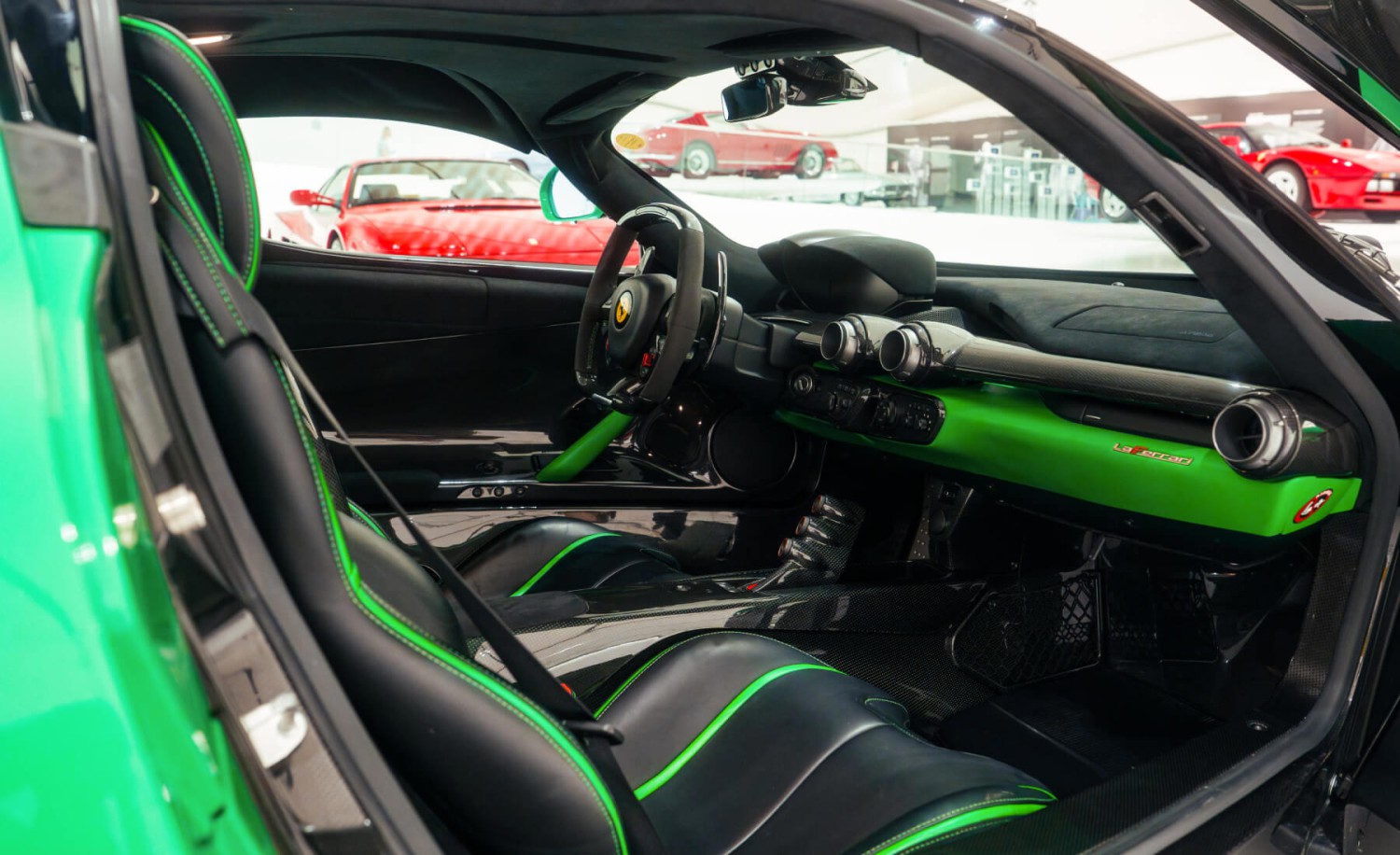 El único Ferrari LaFerrari verde que existe vuelve a estar a la venta: ¿a qué famoso le dieron el capricho de lucir ese color de fábrica?