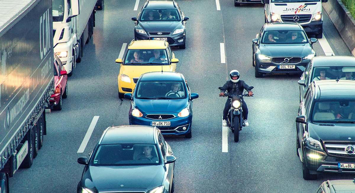 Adelantar en moto parece fácil, pero tiene su peligro: cómo hacerlo con seguridad y evitando multas