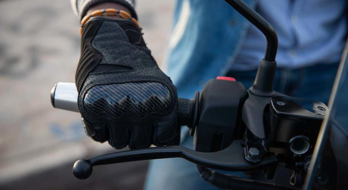 Estás agarrando mal la moto y eso puede destrozarte las manos: el sencillo truco para evitar el dolor