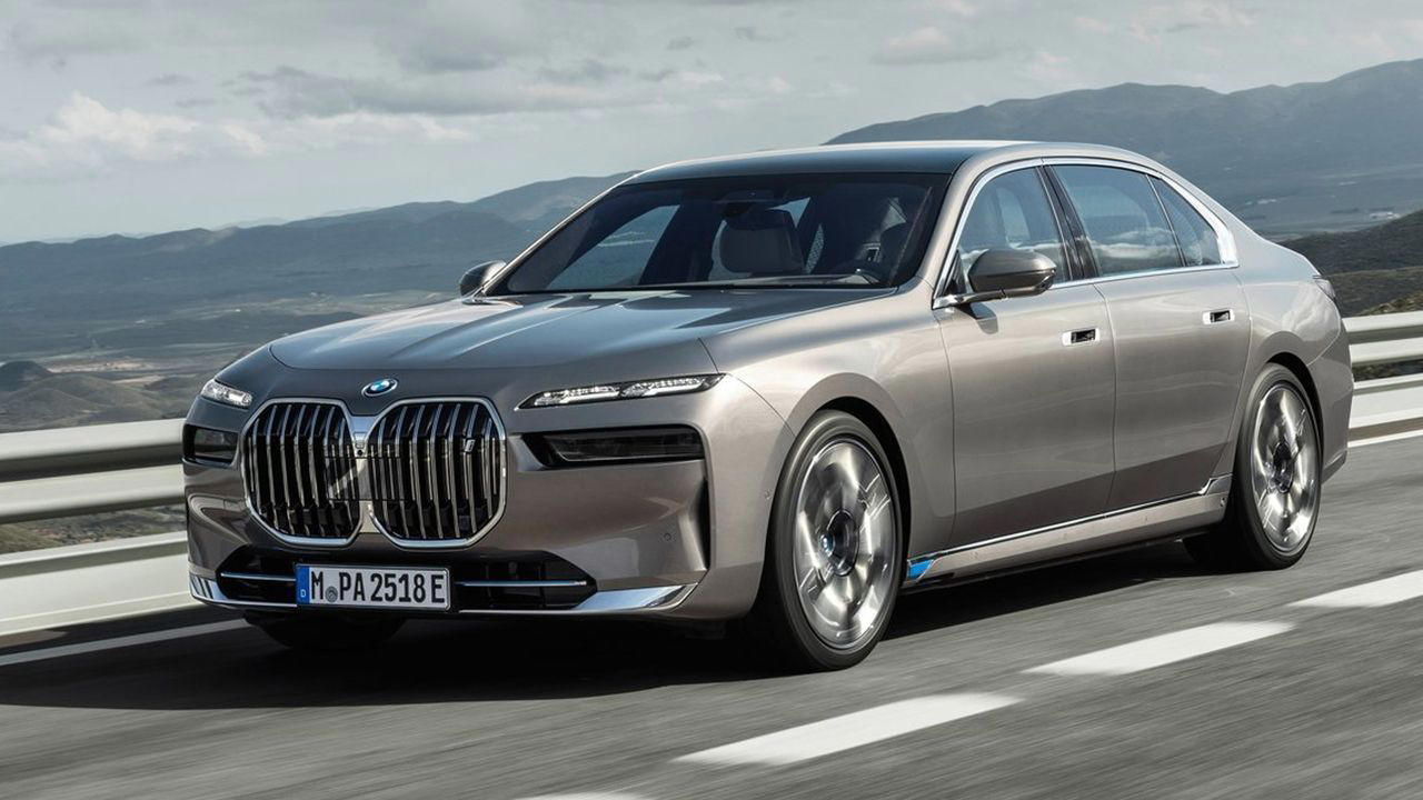 El nuevo BMW i7 muestra su parrilla absurdamente grande... que además no necesita