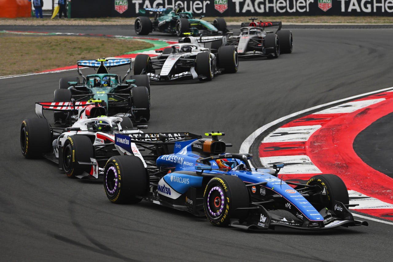 Sainz se inventa una nueva táctica defensiva: "En lugar de un tren de DRS, un tren de Overtake Mode"