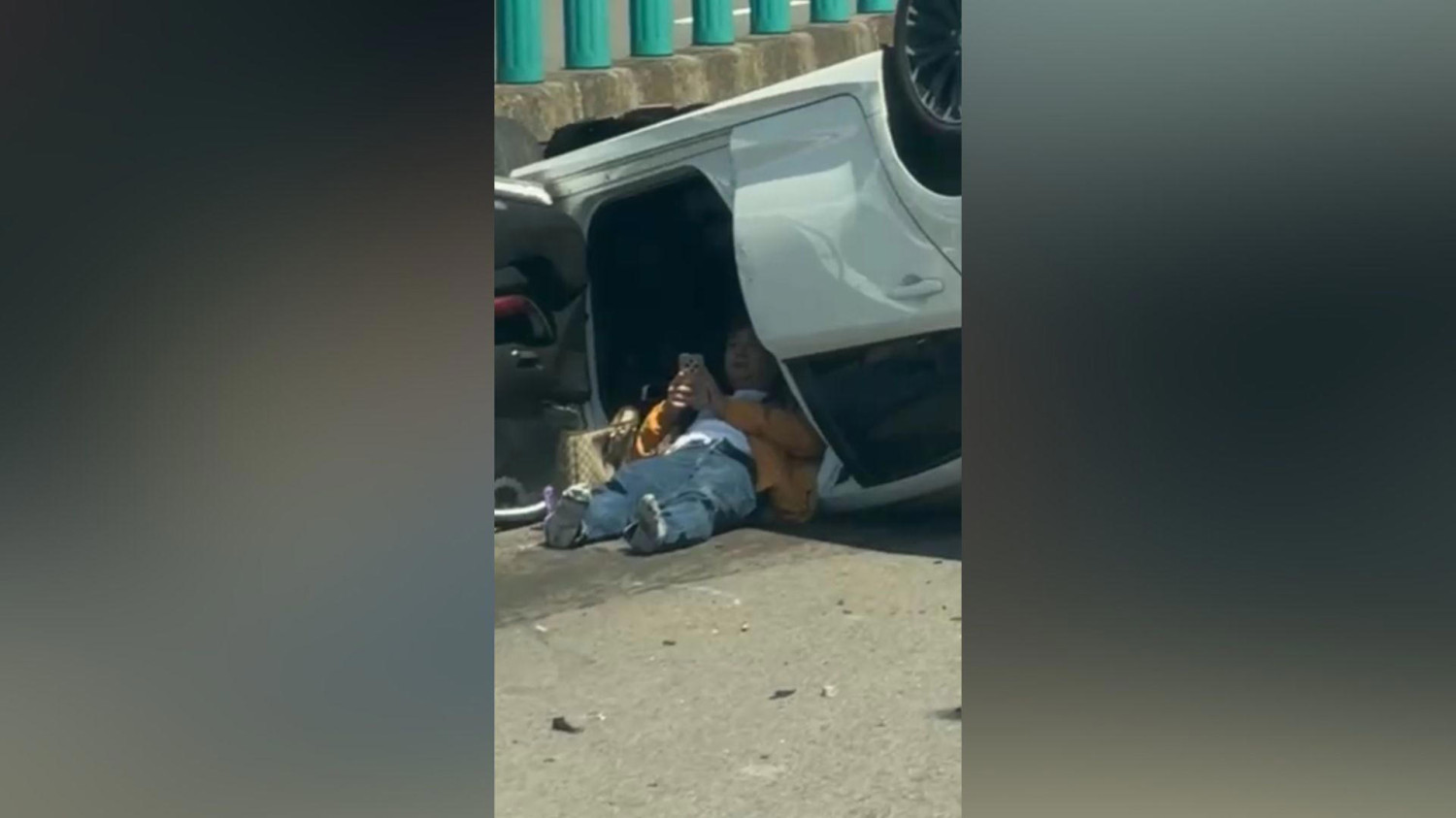 Tiene un accidente de coche y mientras espera a la ambulancia, se tumba en la carretera para hacer esto