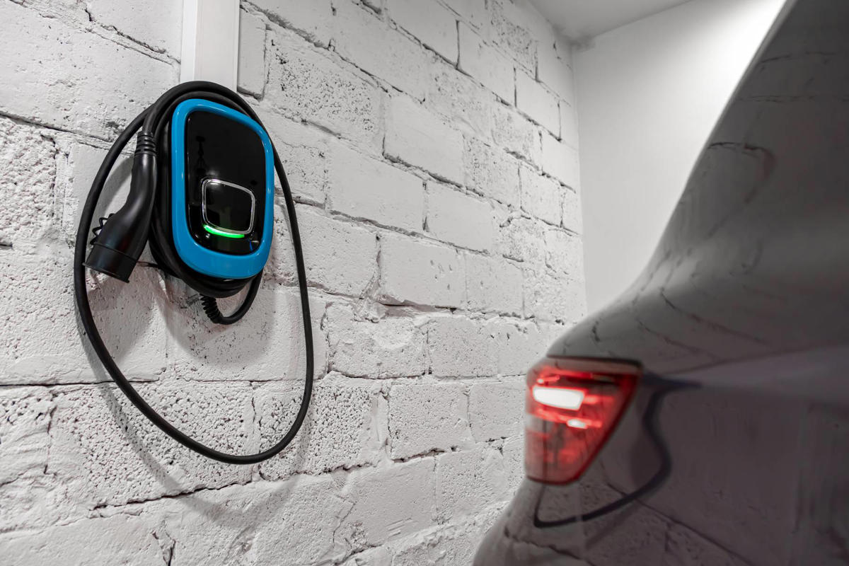 Cuando la comunidad paga la carga de la batería: un coche eléctrico hace esto en un garaje a costa de todos y desata la polémica