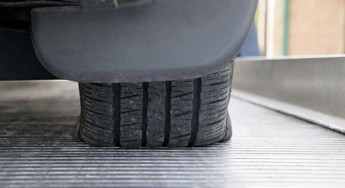 Más allá de los pinchazos: causas menos conocidas por las que un neumático puede perder presión