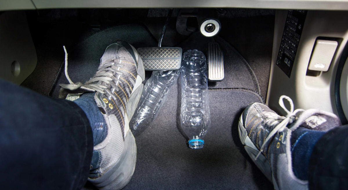 Llevar una botella de agua en el coche parece buena idea, pero puede acarrear multa y provocar accidentes