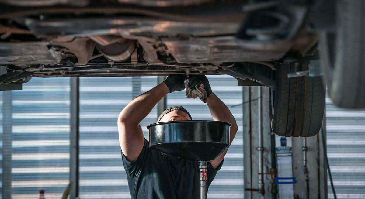 Si el taller deja mal tu coche, puedes reclamar: mecánico aclara si es posible recuperar el dinero