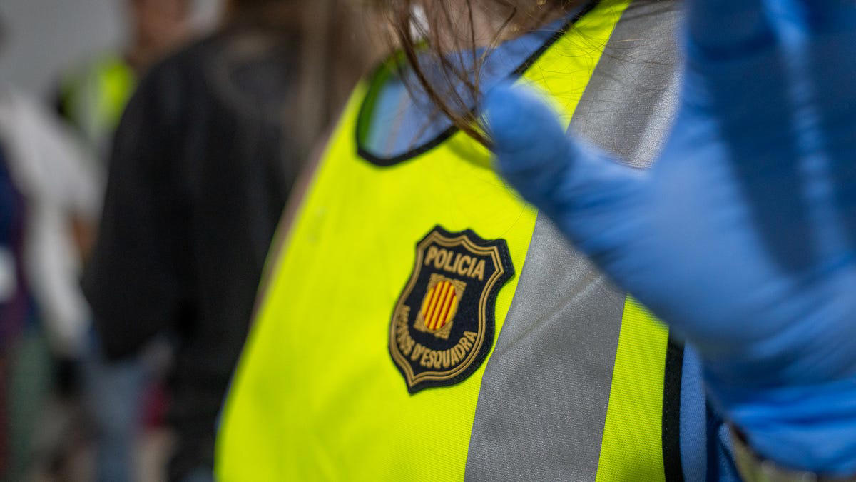 Los Mossos suben un coche a una rotonda, colocan un radar, multan a 30 conductores, comparten la foto en redes y se lía