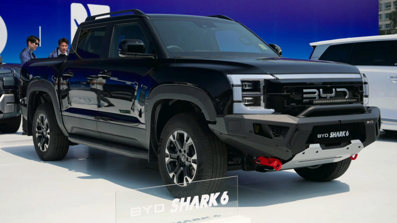 Ford, Ford CEO Jim Farley tests Chinese plug-in pickups and questions their work chops