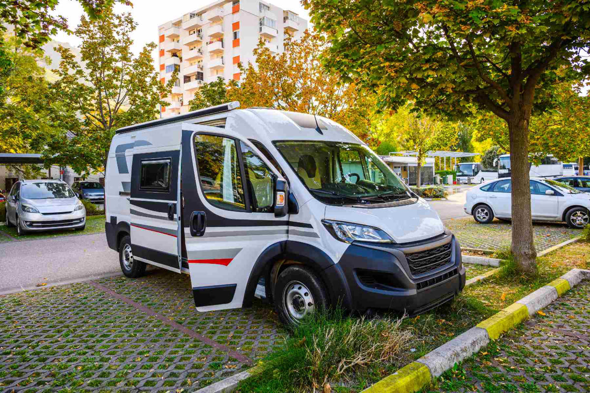 Dormir en el coche o en una cámper: ¿ha cambiado la DGT las normas?, ¿cónde pueden aparcar las autocaravanas ahora?