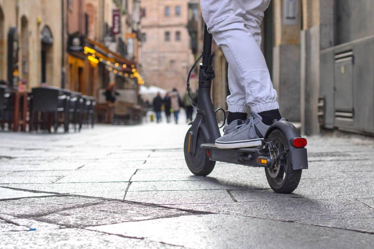 La policía de Vigo hace un control al conductor de un patinete y no da crédito a lo que ve: tenía 57 años y un cóctel explosivo