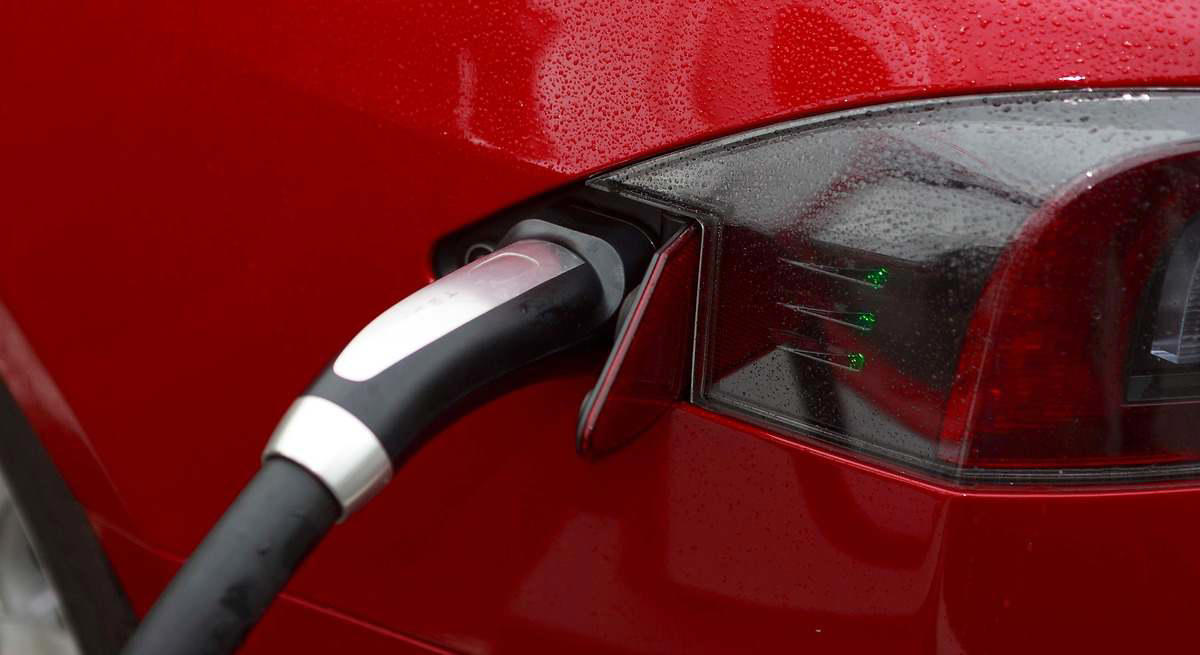 El CIS lo confirma: aunque los coches eléctricos parecen el futuro, solo un 8% de los españoles planea comprar uno