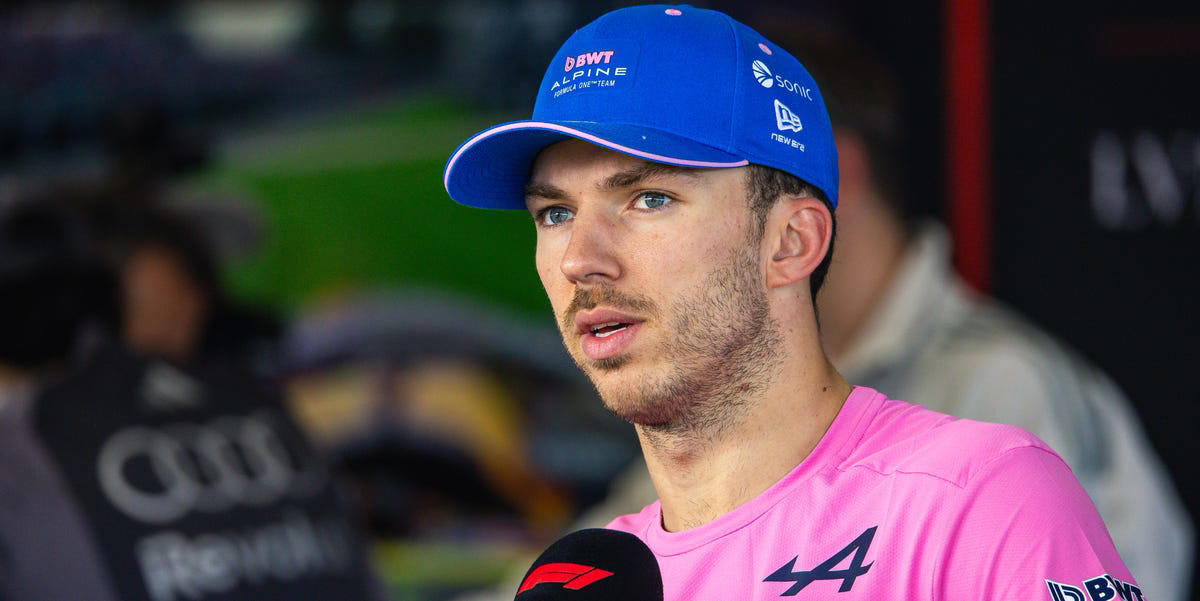 Pierre Gasly, piloto de Alpine, atiza a Esteban Ocon, piloto de Haas, tras su toque en GP Australia