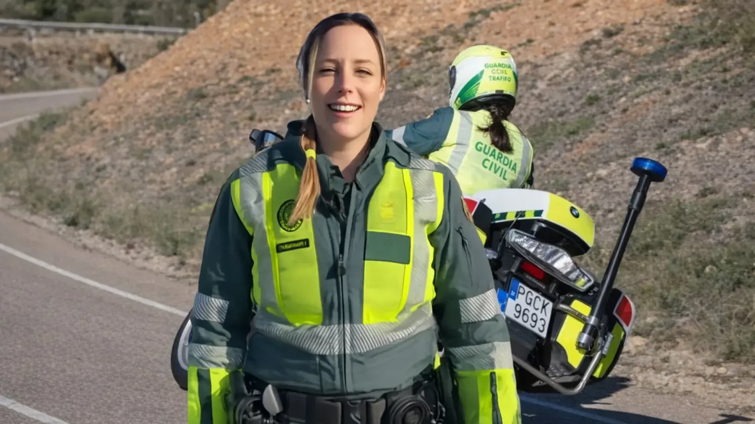 Paqui, especialista de tráfico y motorista de la Guardia Civil: "Proteger también es esto"