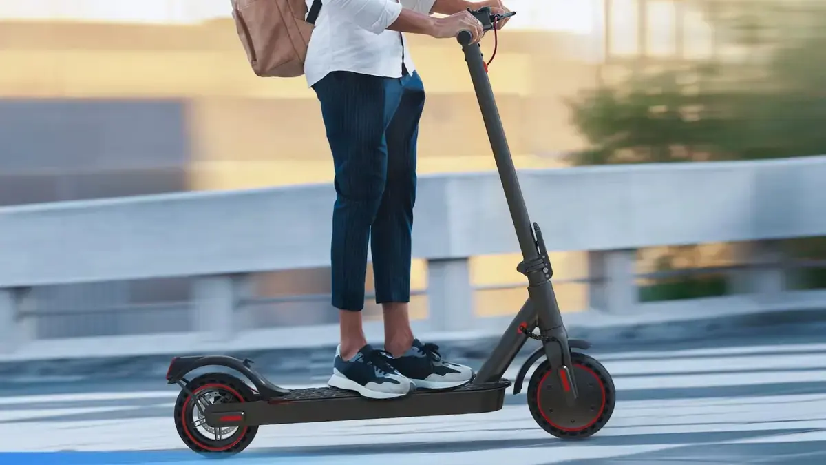 La comunidad no puede prohibirte cargar el patinete eléctrico si cumples este artículo de la Ley de Propiedad Horizontal
