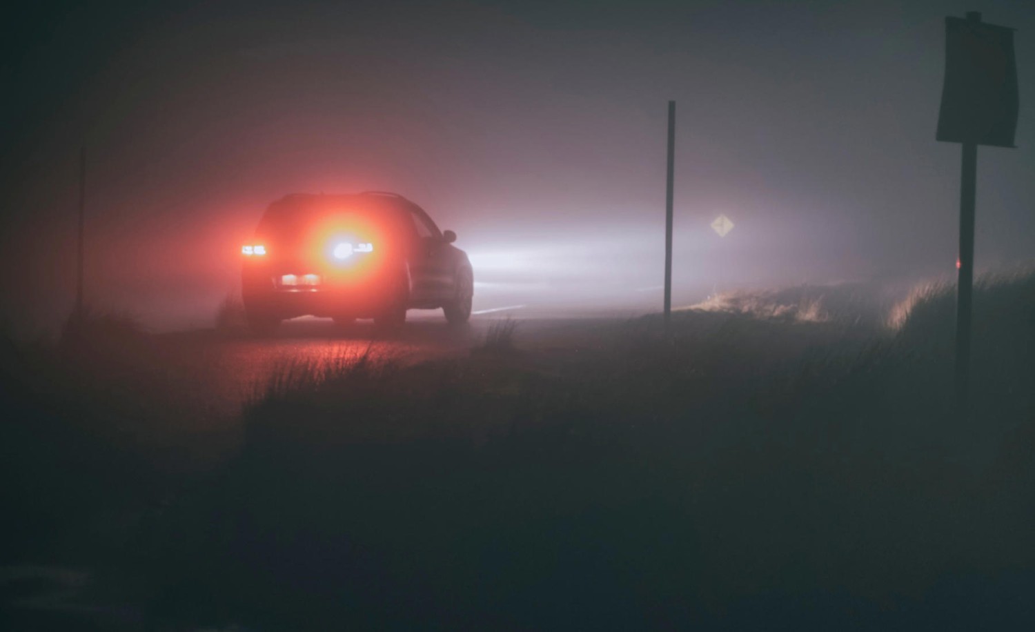 Conducía con niebla y me fijé en lo que hacen muchos conductores con las luces: es difícil de entender