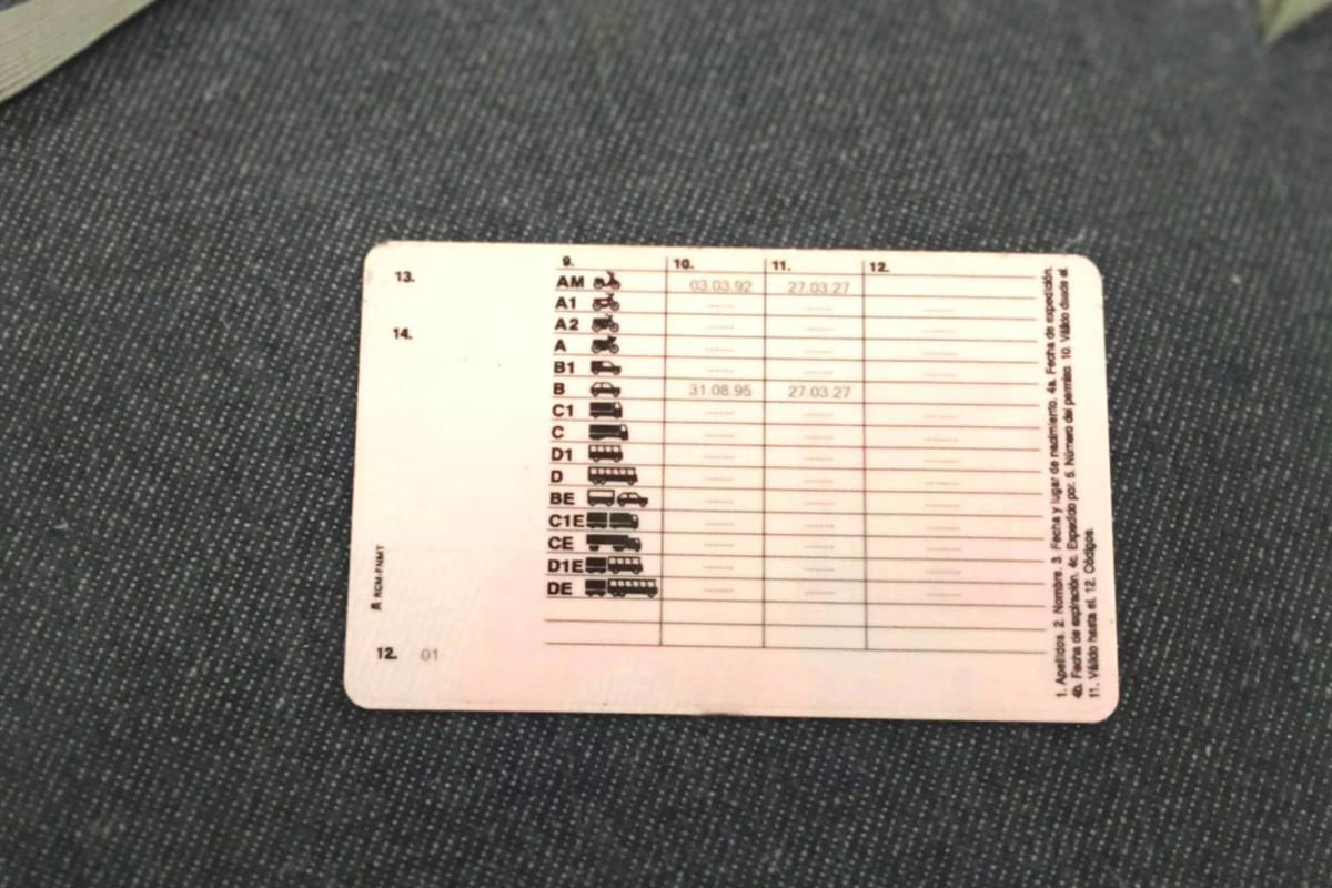 Lo que puede pasarte si conduces un coche manual con el carnet de automático