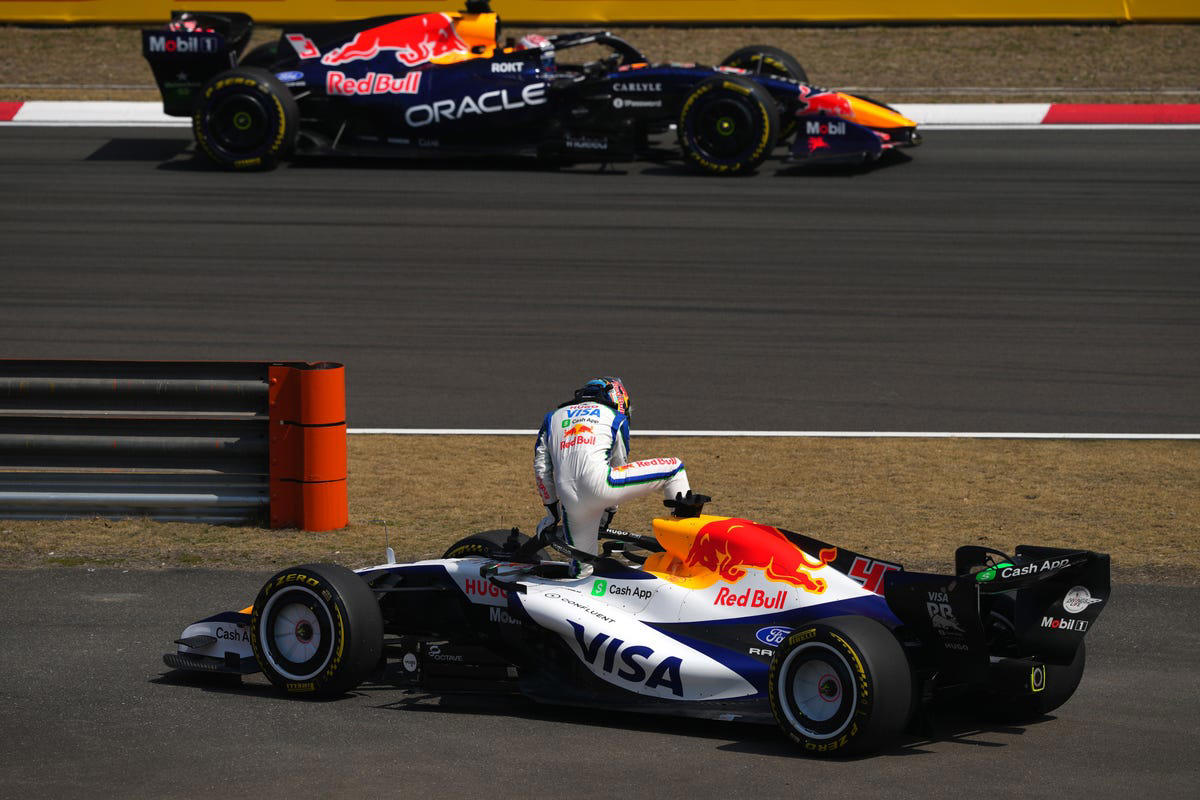Mercedes, Un misil llamado Mercedes: George Russell arrasa en los libres 1 del GP de China de F1