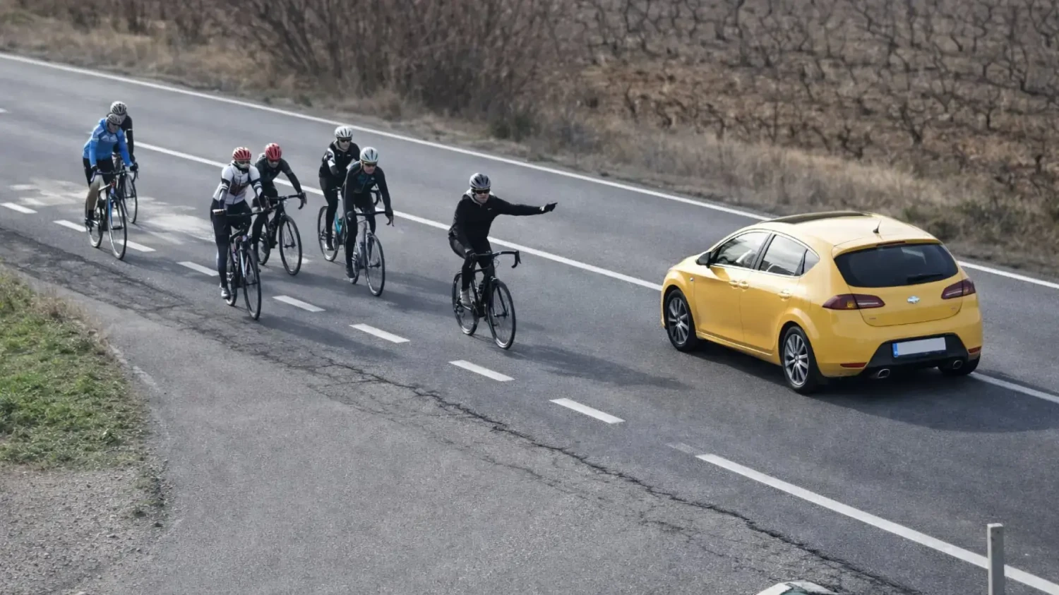 El vídeo que muestra el intento de atropello a 7 ciclistas en La Rioja, grabado por una cámara de seguridad y que ya investiga la Guardia Civil