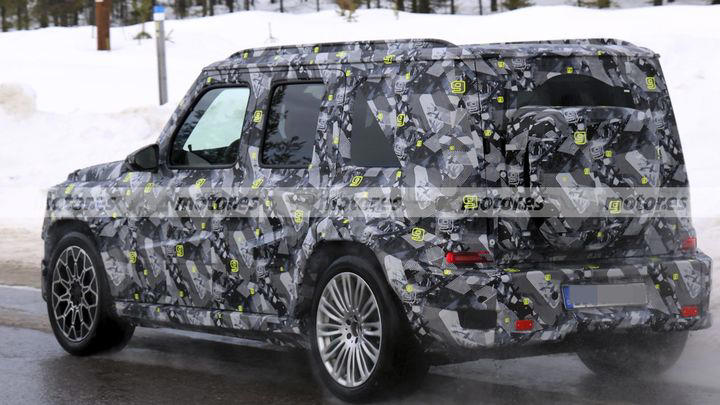 Paso al nuevo Mercedes Clase g, el esperado todoterreno eléctrico urbano se deja ver con menos camuflaje