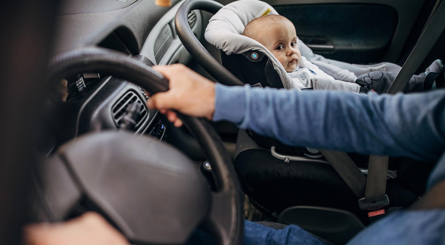 Una propuesta que sacude a la DGT: ¿y si llevar a los niños en el asiento delantero fuese la clave para evitar tragedias?
