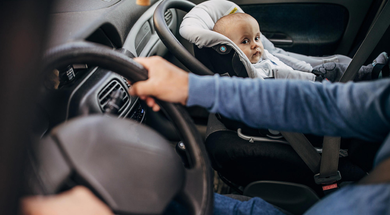 Una propuesta que sacude a la DGT: ¿y si llevar a los niños en el asiento delantero fuese la clave para evitar tragedias?