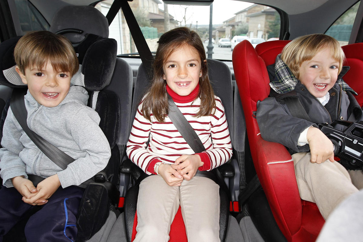 Una propuesta que sacude a la DGT: ¿y si llevar a los niños en el asiento delantero fuese la clave para evitar tragedias?