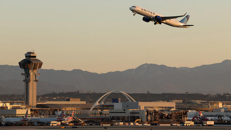 FAA orders stricter air traffic control over routes where planes and helicopters intersect