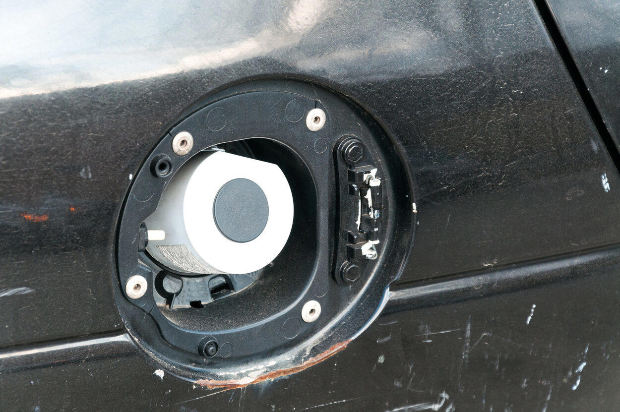 Cuidado, porque ante la subida del precio del combustible están robando gasolina de los coches aparcados: ha ocurrido en esta ciudad de España