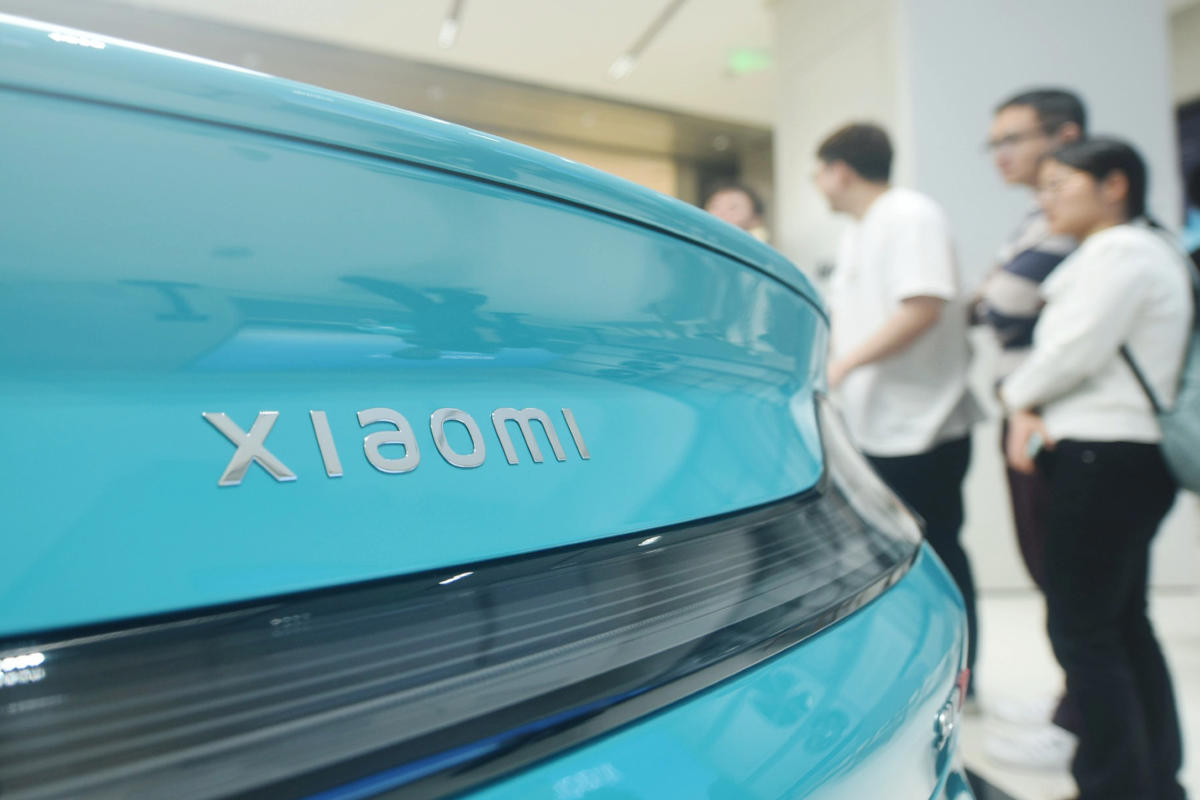 La visita de Pedro Sánchez en China que todos comentan: así fue su interacción con el coche de Xiaomi