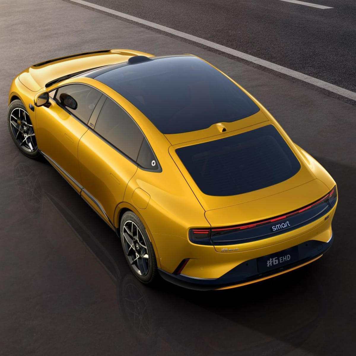 Smart deja de lado los SUV y lanza una berlina con motor híbrido enchufable de Geely: el #6 es real