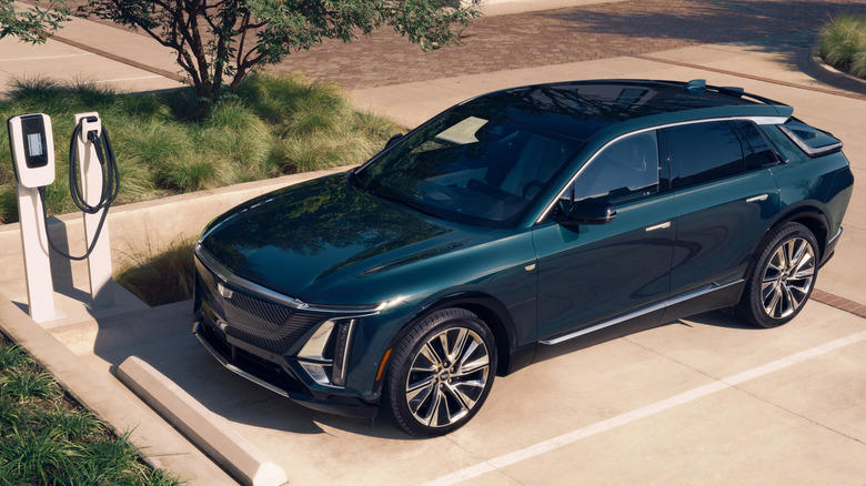 Cadillac, Dead Cadillac Lyriq EV leaves baby locked in car