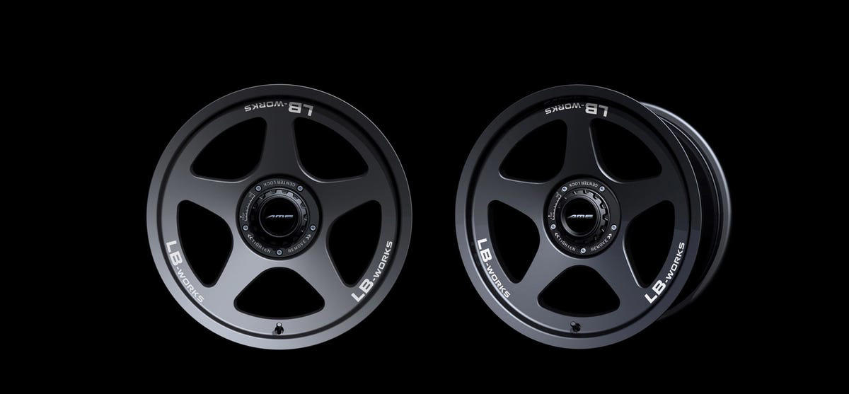 Liberty Walk la vuelve a liar transformando al Honda Civic Type R en un auténtico TCR con matrícula