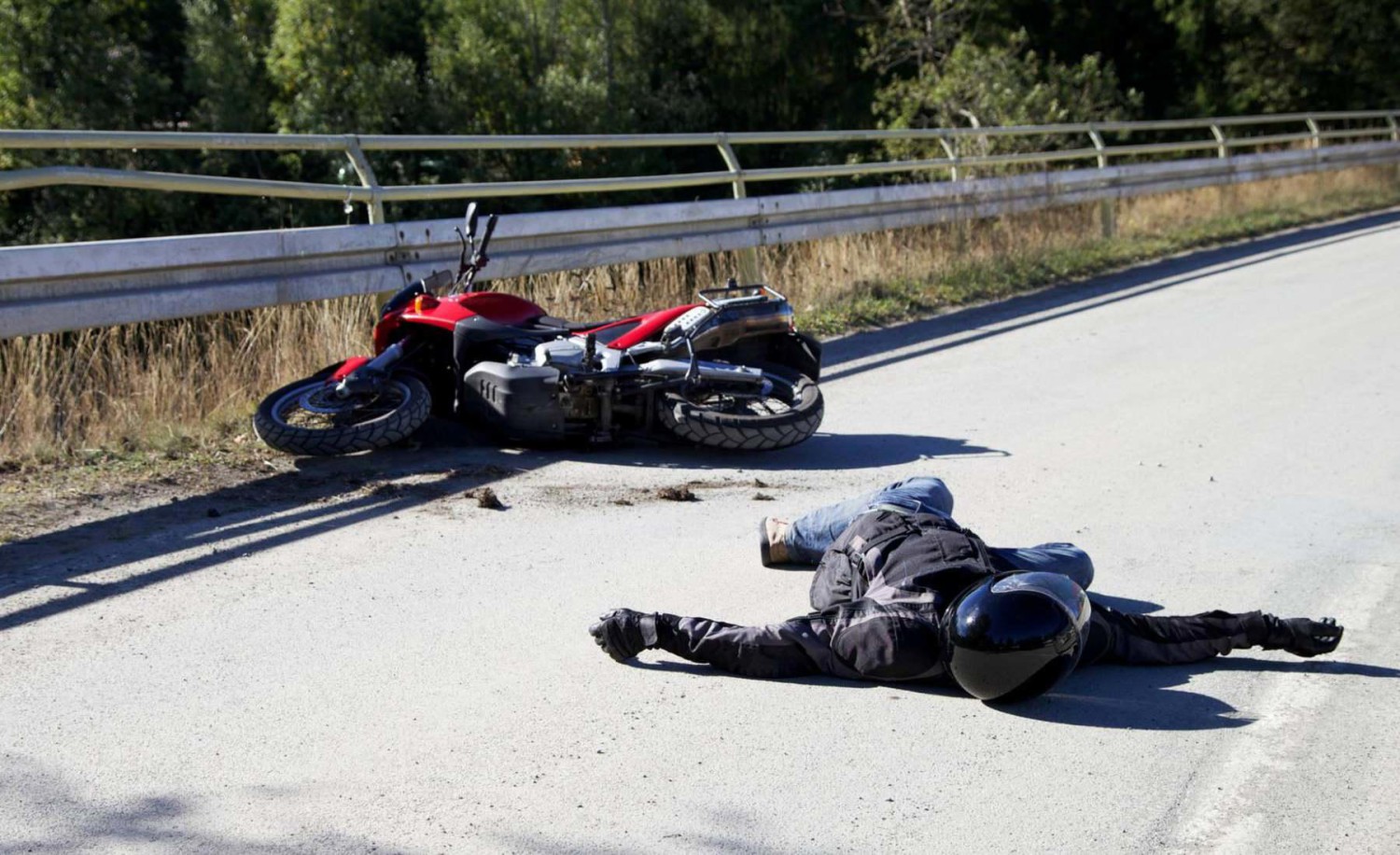 El peligro invisible bajo el asfalto: la “trampa mortal” que espera a los motoristas esta primavera