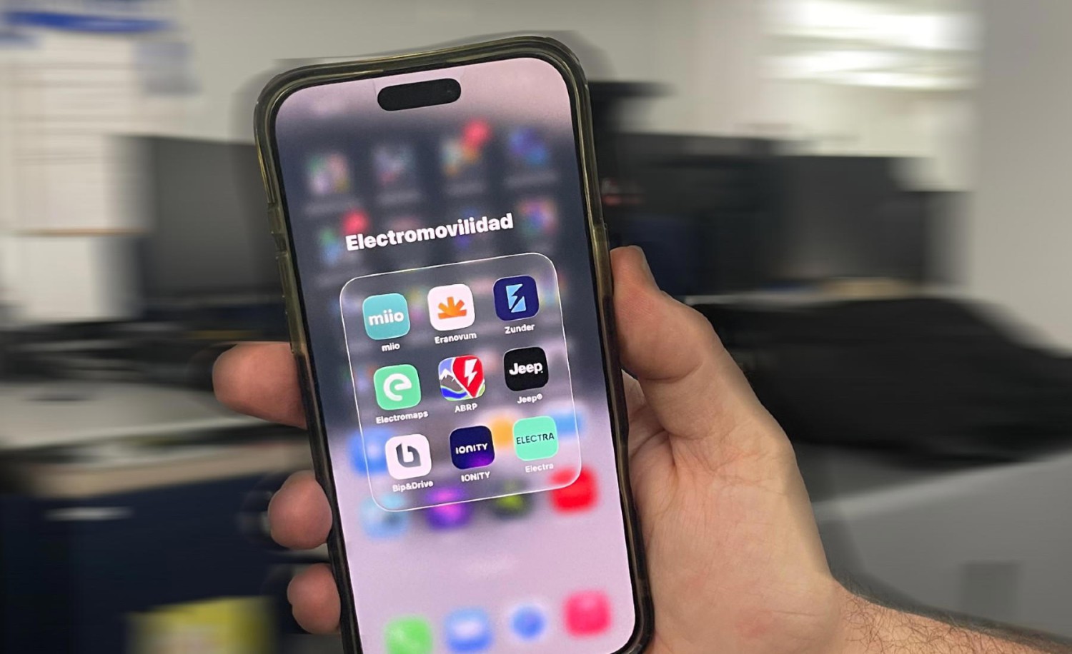 El 'infierno' de las más de 10 aplicaciones: por qué cargar un coche eléctrico en España sigue siendo una pesadilla