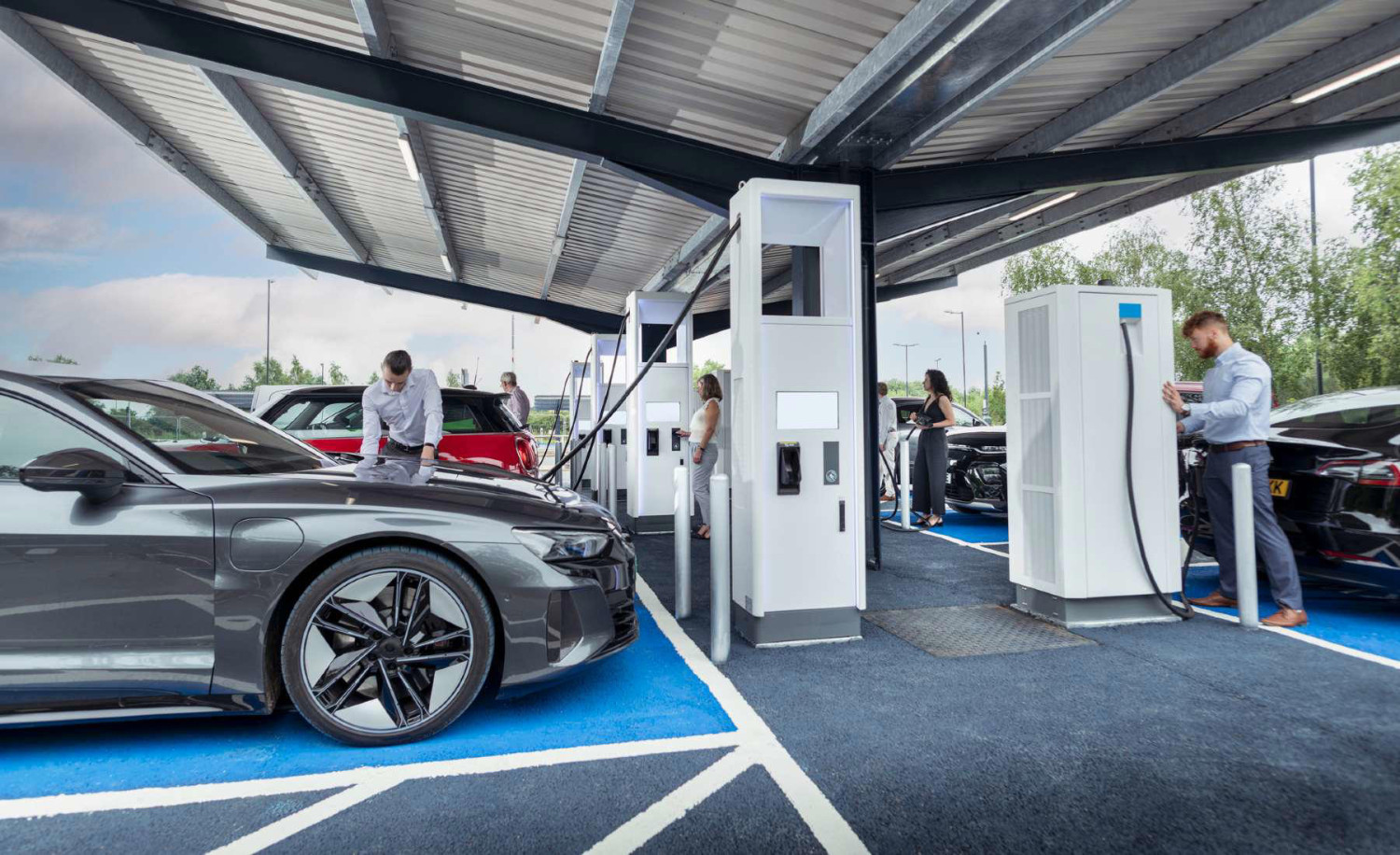 El 'infierno' de las más de 10 aplicaciones: por qué cargar un coche eléctrico en España sigue siendo una pesadilla