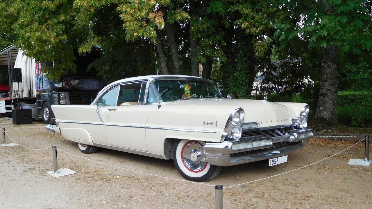 How the 1957 Lincoln Premiere chased Cadillac head-on