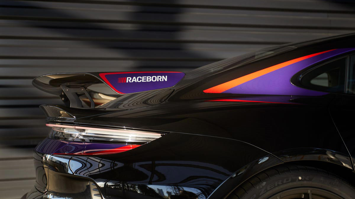 Este nuevo Porsche Taycan Turbo GT creado por Porsche Ibérica es casi una réplica de su Fórmula E