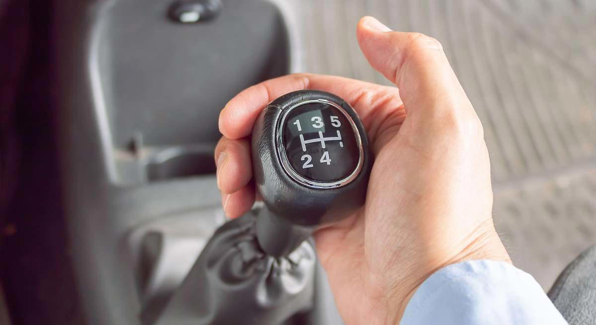 Este es el error más común al reducir que hace que vayas dando tirones con el coche: la técnica de un profesor para cambiar marchas