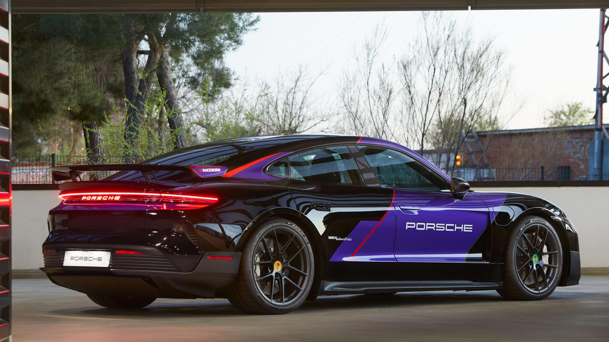 Este nuevo Porsche Taycan Turbo GT creado por Porsche Ibérica es casi una réplica de su Fórmula E