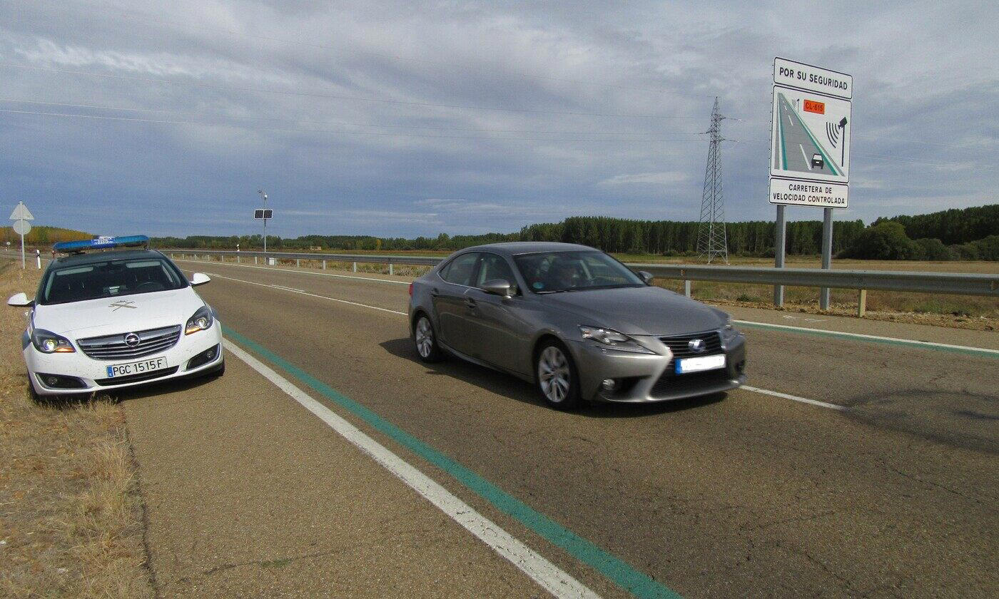 Algo raro está pasando en esta carretera: estos misteriosos cuadrados rojos están desconcertando a los conductores
