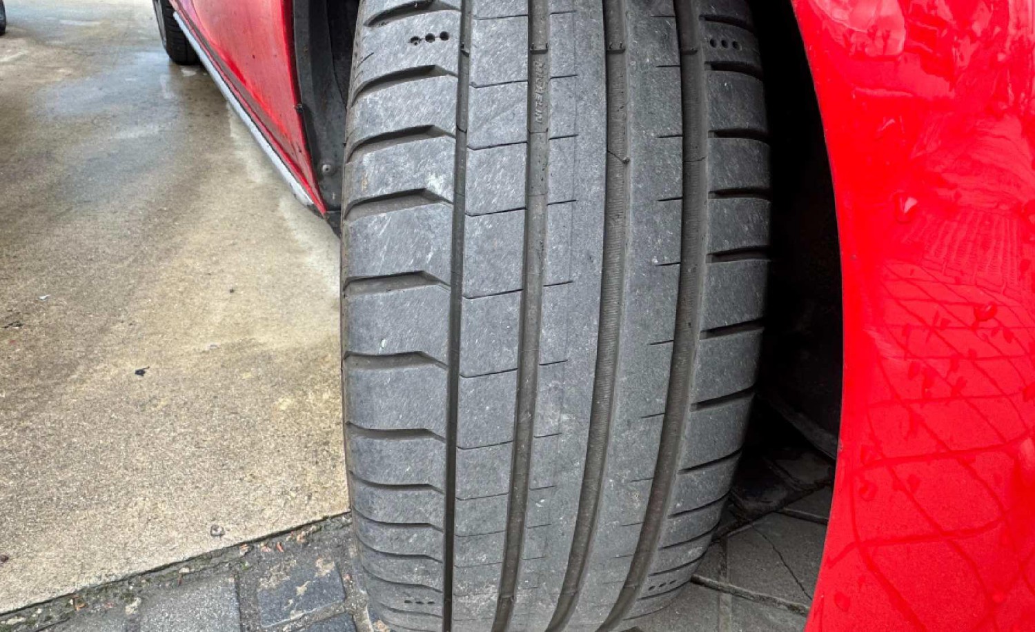 ¿Qué significan estos pequeños agujeros en tu neumático? Un pequeño misterio que casi nadie conoce