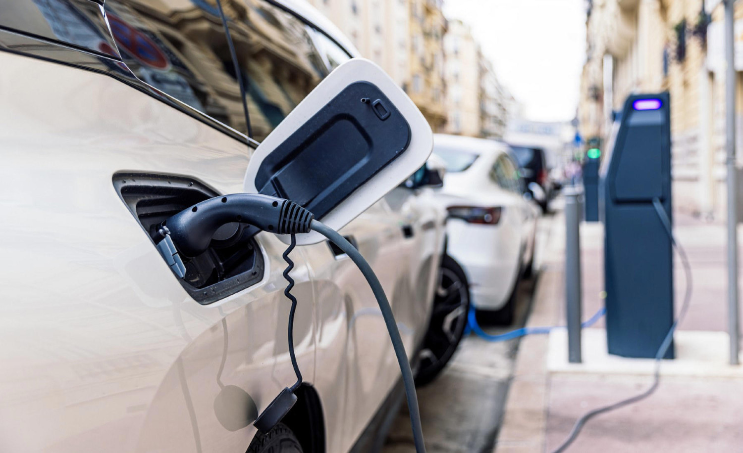 El 'infierno' de las más de 10 aplicaciones: por qué cargar un coche eléctrico en España sigue siendo una pesadilla